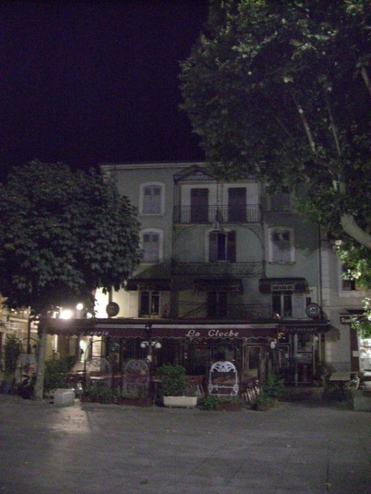 Hotel von außen bei Nacht Hotel La Cloche