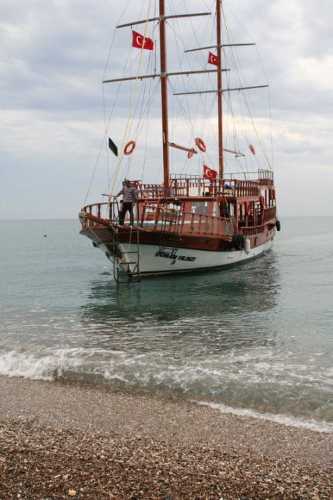 Schiff "legt" direkt am Hotelstrand an  Washington Resort & SPA