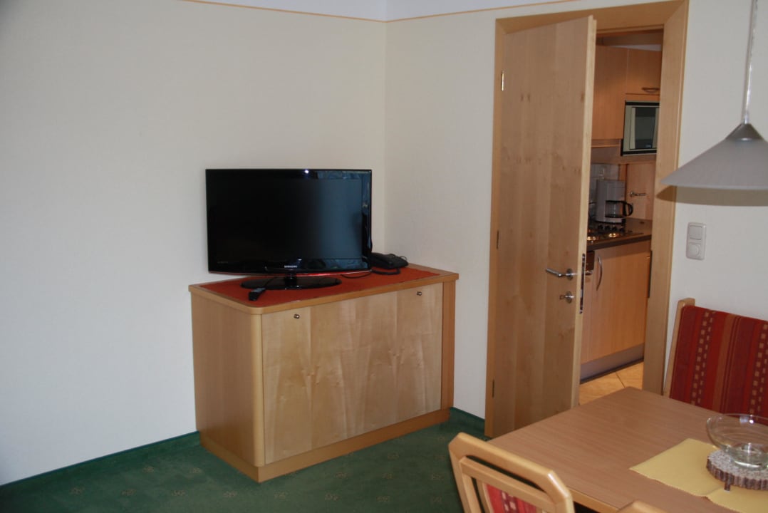 Wohnzimmer mit großem Flat-TV Ferienwohnungen am Matinesweg, Serfaus