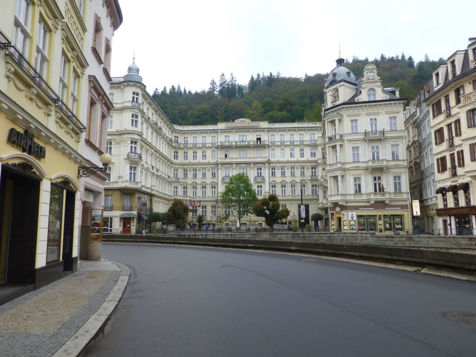 Blick von der Stadt aufs Hotel Grandhotel Pupp