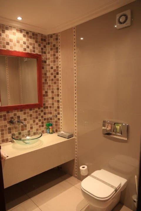 Separates WC der Suite Okavango Hotel Mowana Safari Lodge
