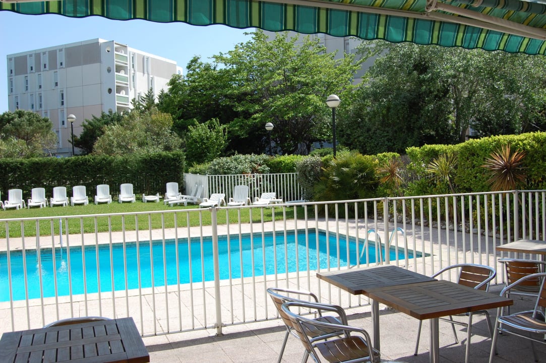 La terrasse au bord de la piscine ibis Marseille Bonneveine Calanques Plages