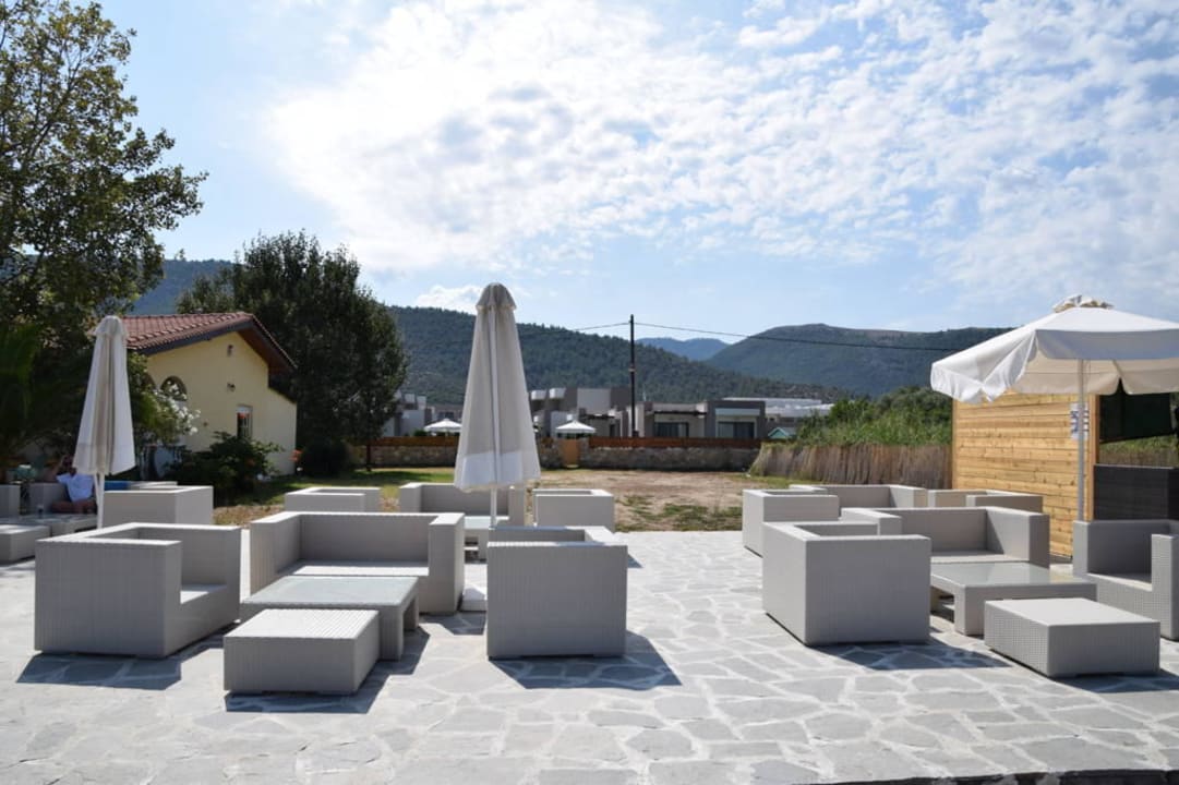Relaxbereich am Strand Alea Hotel & Suites