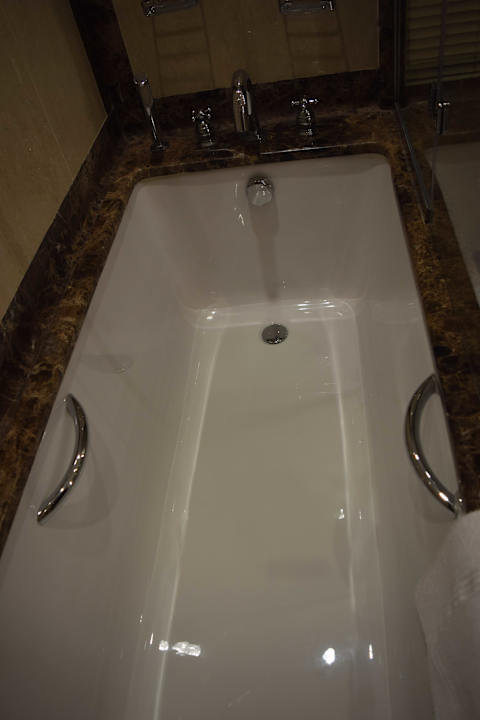 Marmor-Wanne im Zimmer Hotel Divan Ankara Cukurhan
