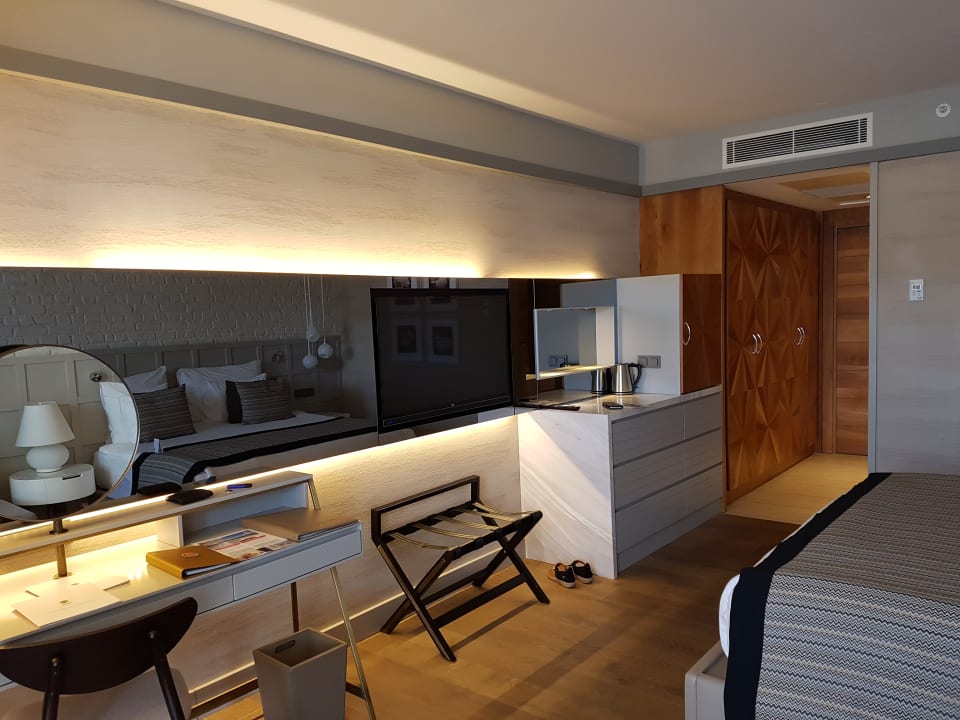 Zimmer Acanthus Cennet Barut Collection