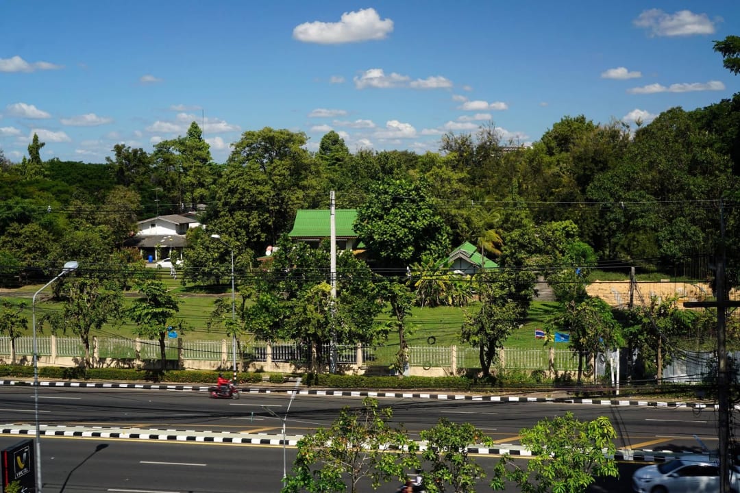 Widok z balkonu na główną ulicę i park V Hotel Ubon Ratchathani