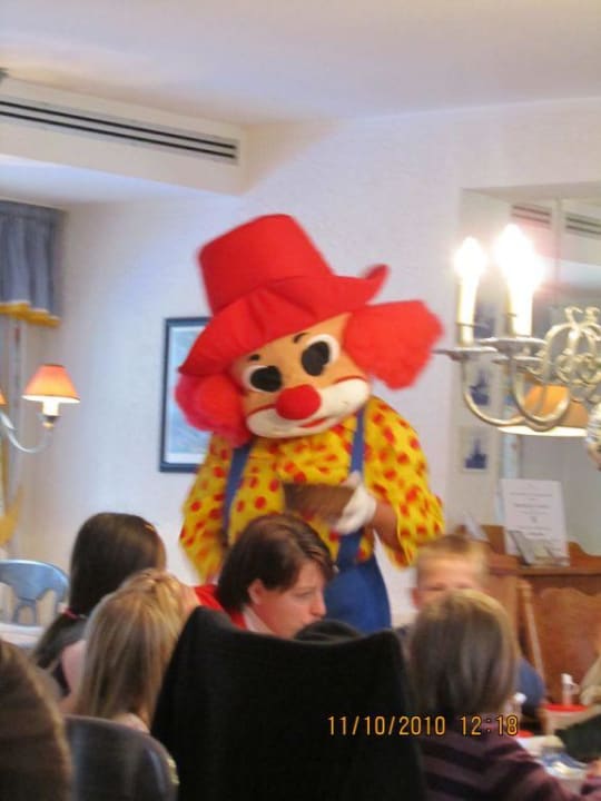 Happy besucht die Kinder beim Mittag Familotel Borchard's Rookhus am See