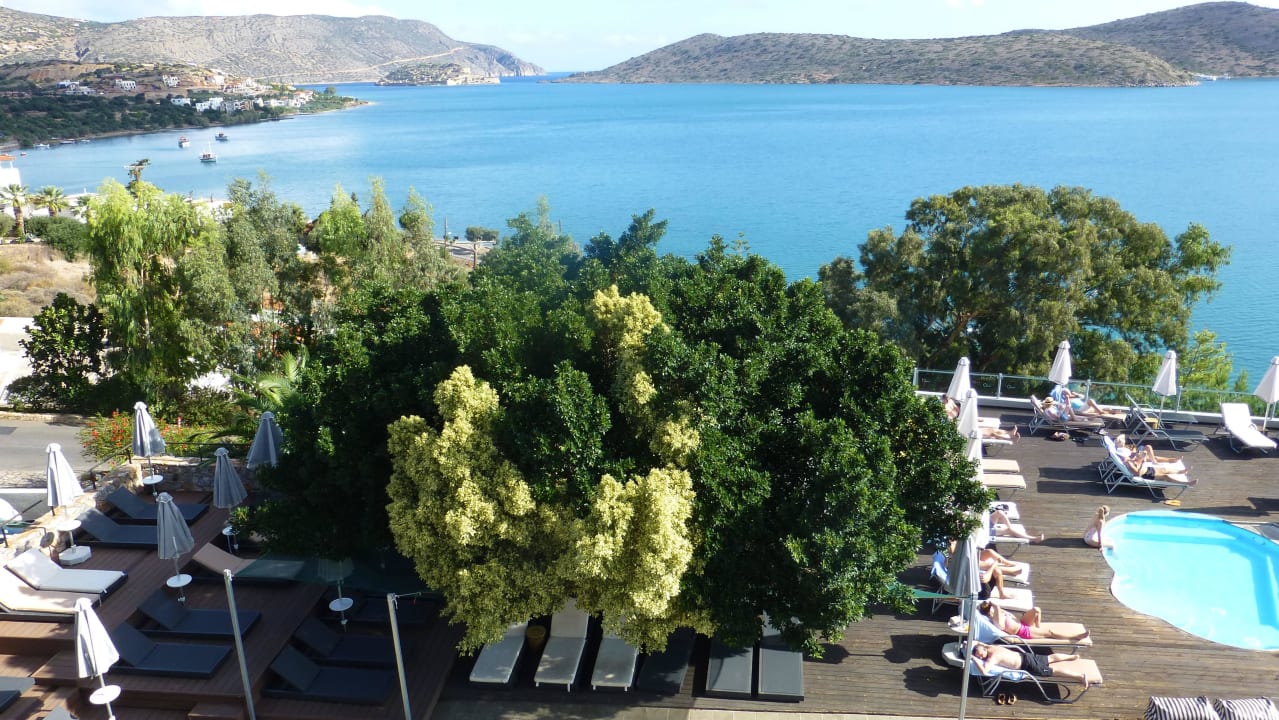 Blick über die Poolanlage Domes Aulus Elounda All-Inclusive Resort, Curio Collection by Hilton