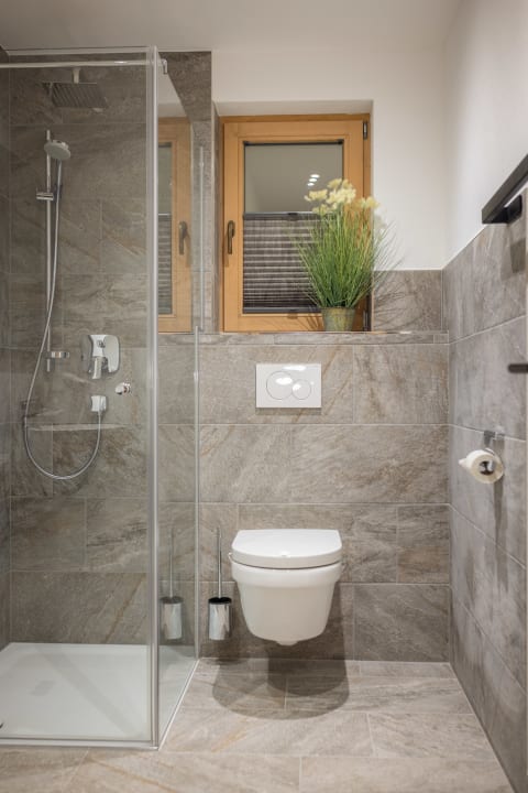 Zimmer Luxus Chalet Fasserhäusl im Zillertal - Sauna ,Hot Tub, Kamin & Alpenblick für bis zu 10 Personen