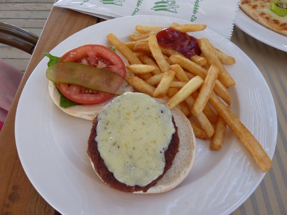 Cheeseburger an der Strandbar Diamond Excellence Resort & Spa