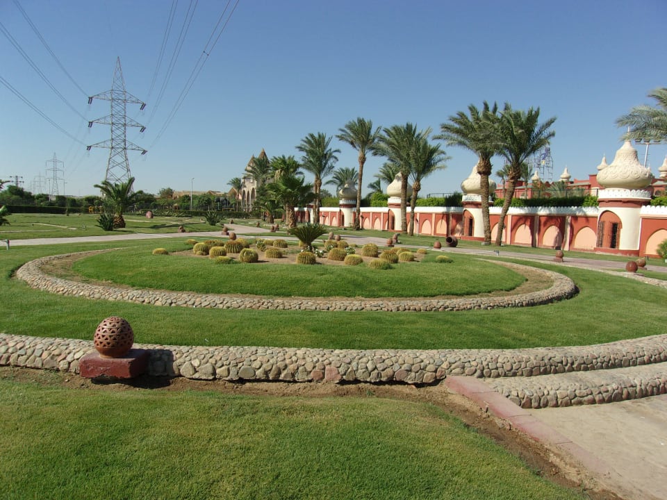 Сквер перед отелем Pickalbatros Alf Leila Wa Leila Resort - Neverland Hurghada