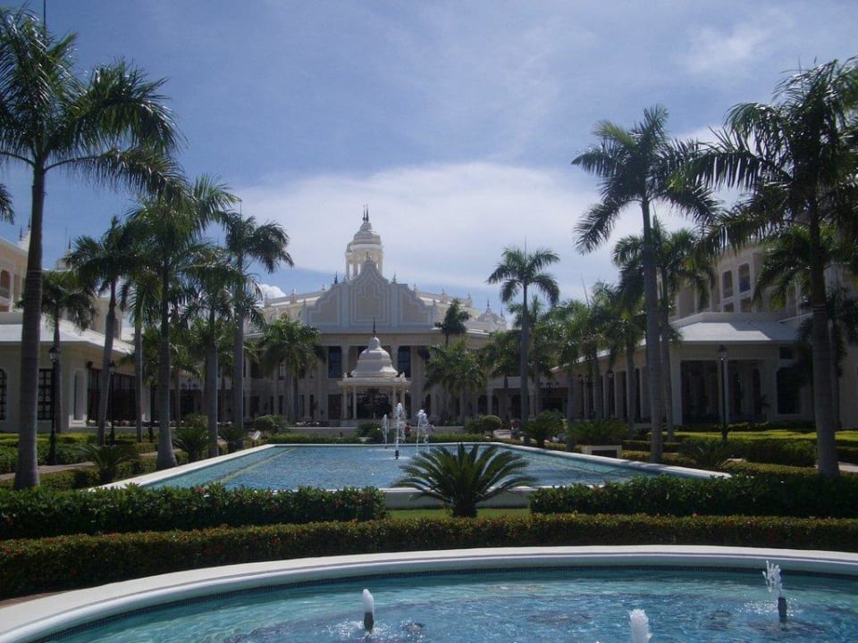 Blick vom Garten aufs Hotel Hotel Riu Palace Punta Cana