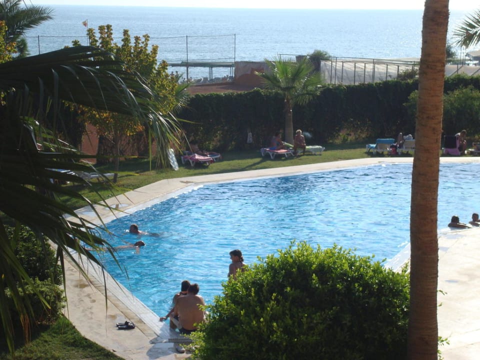 Basen przy budynku głównym Club Turtas Beach Hotel