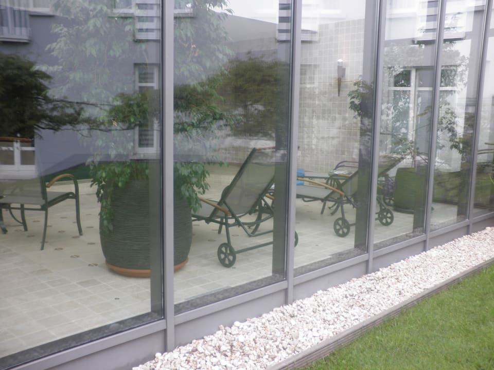 Vom Garten in den Pool Villa Hügel