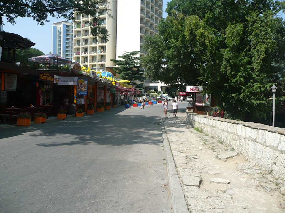 Blick vom Hoteleingang richtung straße Odessos Park Hotel