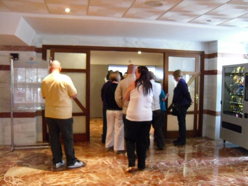 Schlange trotz 24 Std. Verpflegung BQ Belvedere Hotel