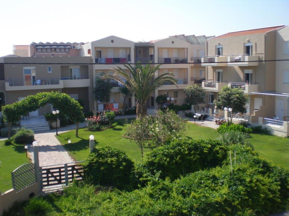 Widok z pokoju na sąsiedni hotel Maleme Mare Hotel Castro Beach