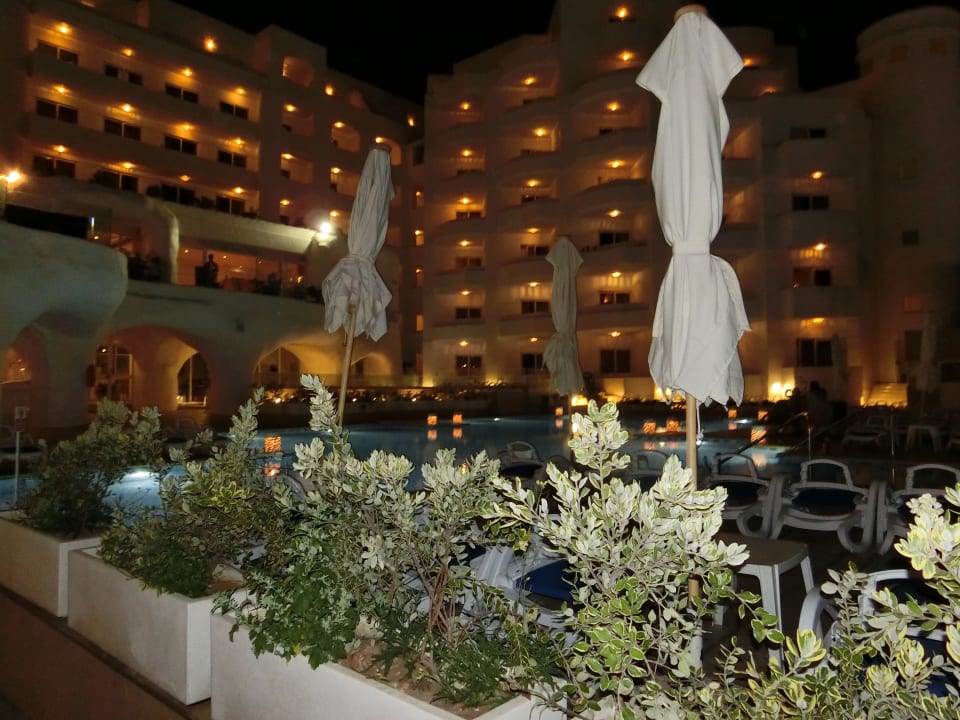 Blick vom Pool am Abend db San Antonio Hotel + Spa