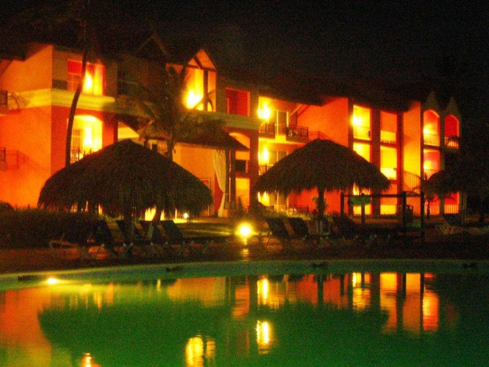 Pool abends Punta Cana Princess All Suites Resort & Spa