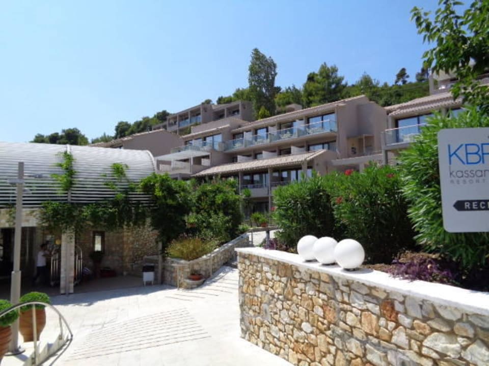 Links Eingang zur Rezeption Kassandra Bay Resort, Suites & Spa