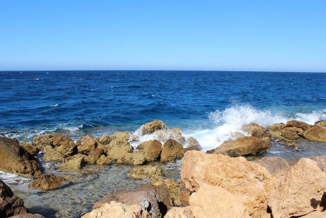 Камни между отелем и открытым морем Pickalbatros Citadel Resort