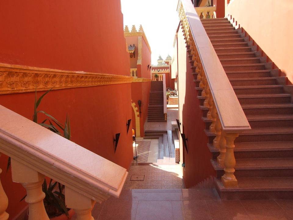 Wyjcie z naszego budynku Pickalbatros Alf Leila Wa Leila Resort - Neverland Hurghada