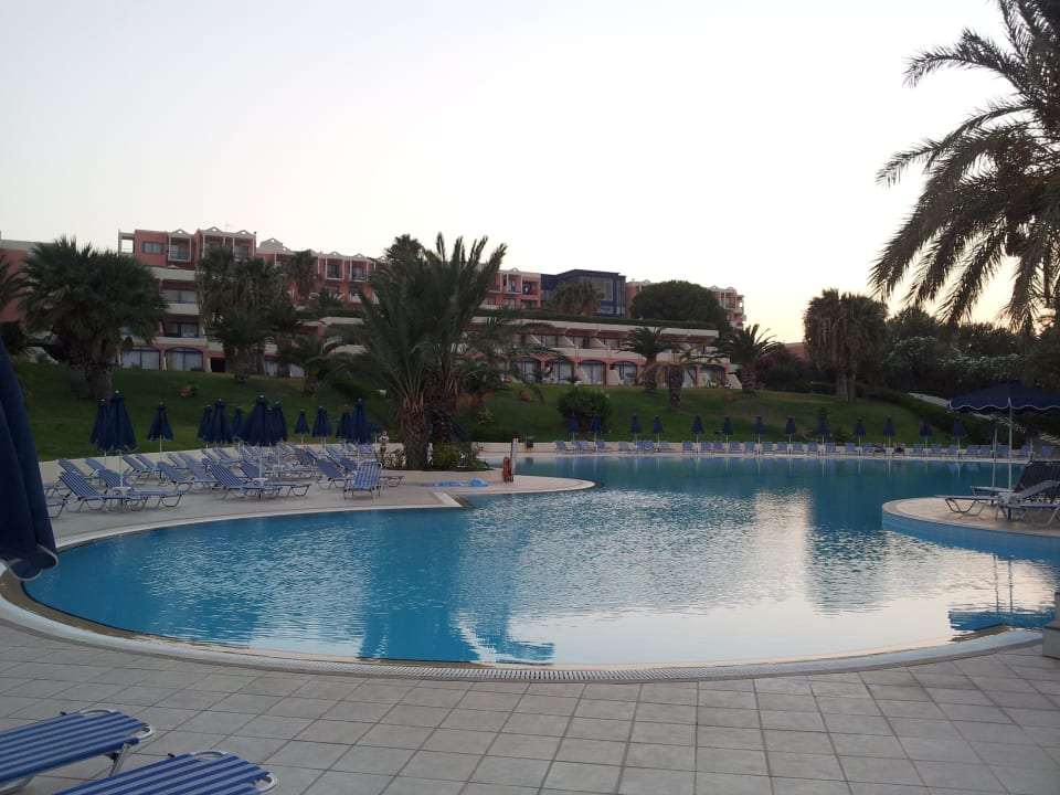 Ein toller riesiger Pool Kresten Palace Hotel