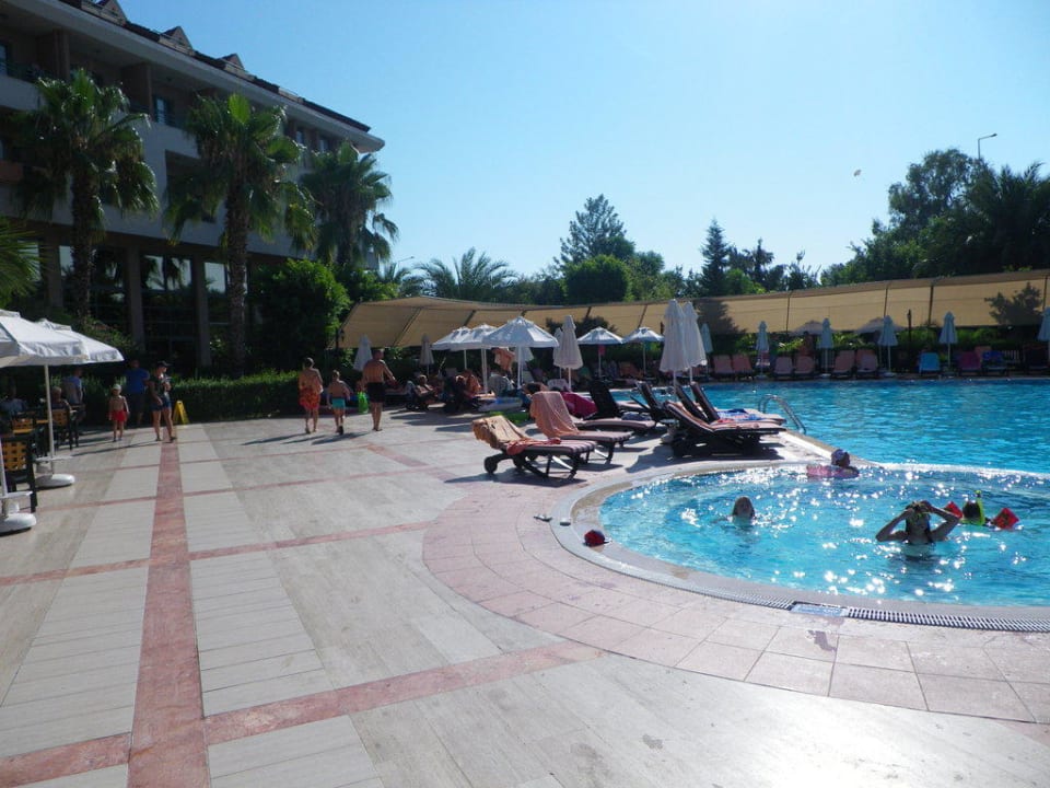 Vor dem Pool Greenwood Kemer Resort