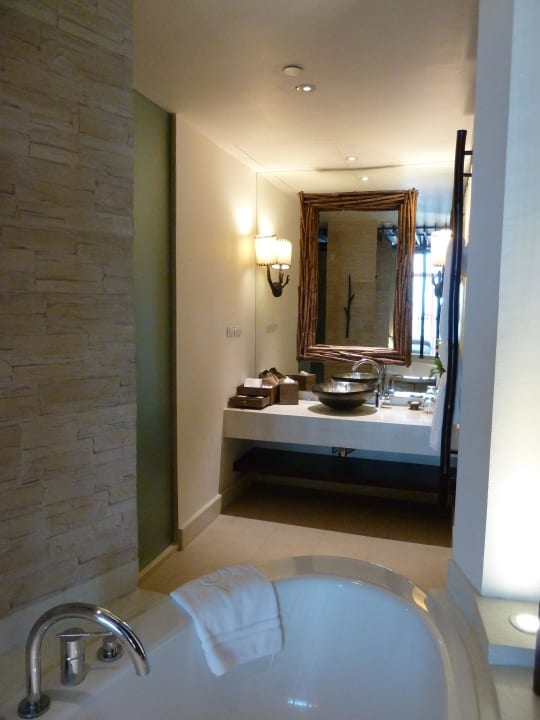Blick von Badewanne ins Badezimmer Centara Grand Mirage Beach Resort Pattaya