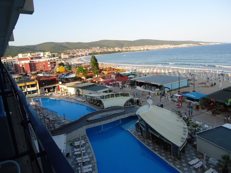 Blick auf den wunderschönen Pool Hotel Glarus Beach