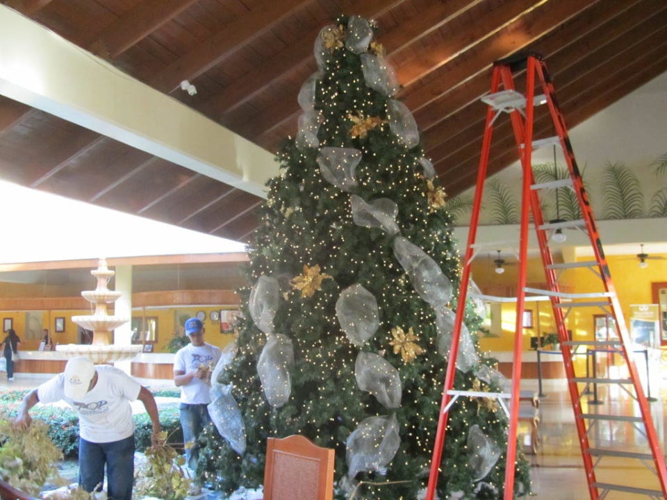 Weihnachtsbaum in der Lobby Hotel Grand Palladium Palace Resort, Spa & Casino