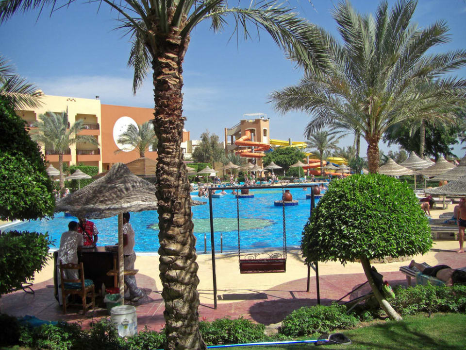 Grosser Pool beim Hauptgebäude Hotel Nubian Village