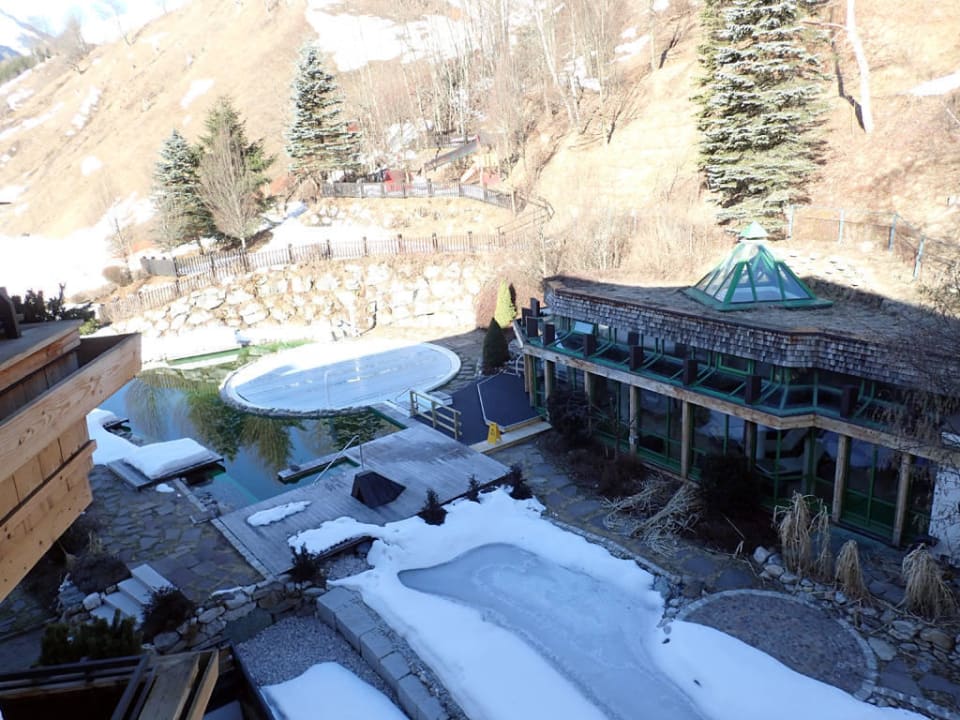 Ausblick vom Balkon zum Außenpool Familien- & Gartenhotel Theresia
