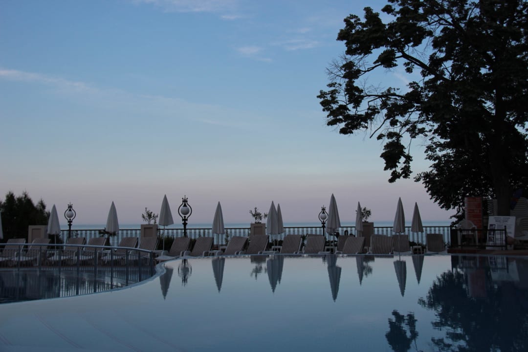 Pool am Abend GRIFID Vistamar