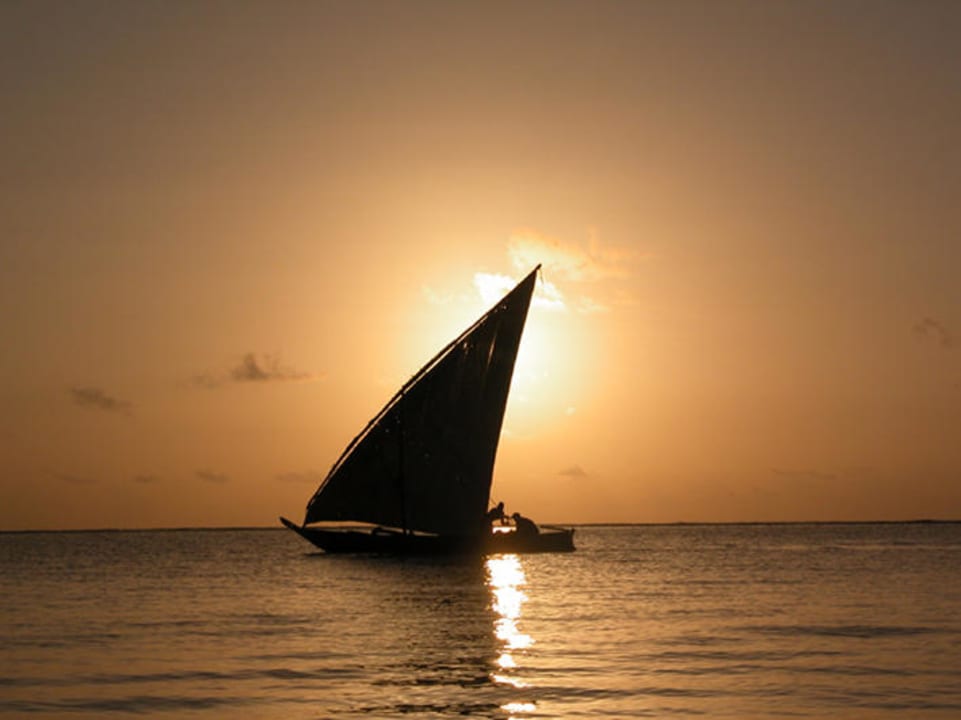 Fischerboot  bei Sonnenaufgang Hotel Southern Palms Beach Resort