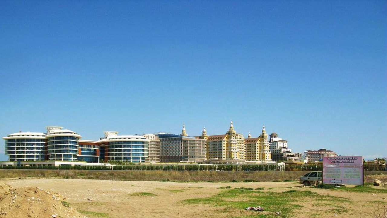 Die Hotelreihe neben dem  Hotel Baia Lara