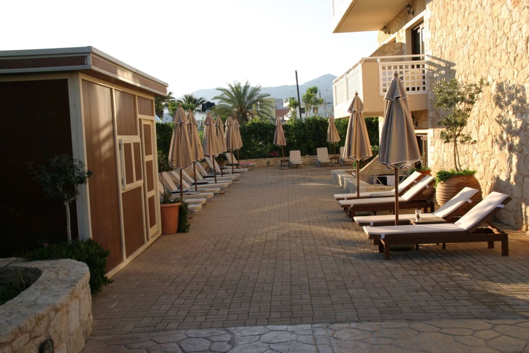 Liegebereich am Nebengebäude Cactus Royal