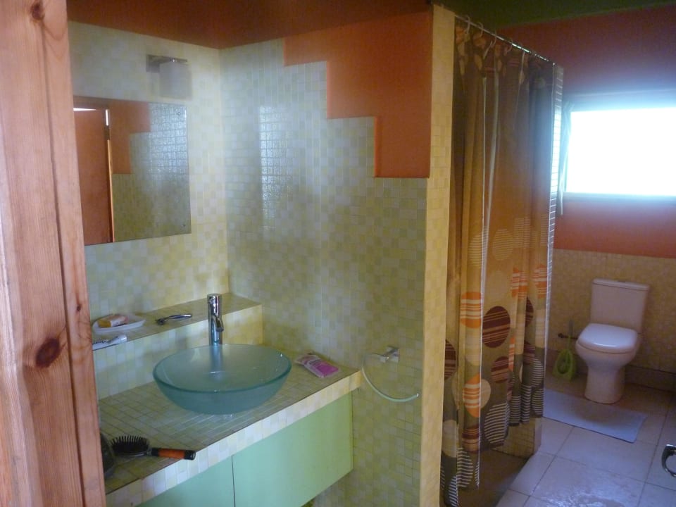 Badezimmer mit Waschtisch, Toilette und Dusche Hotel Anse Takamaka View