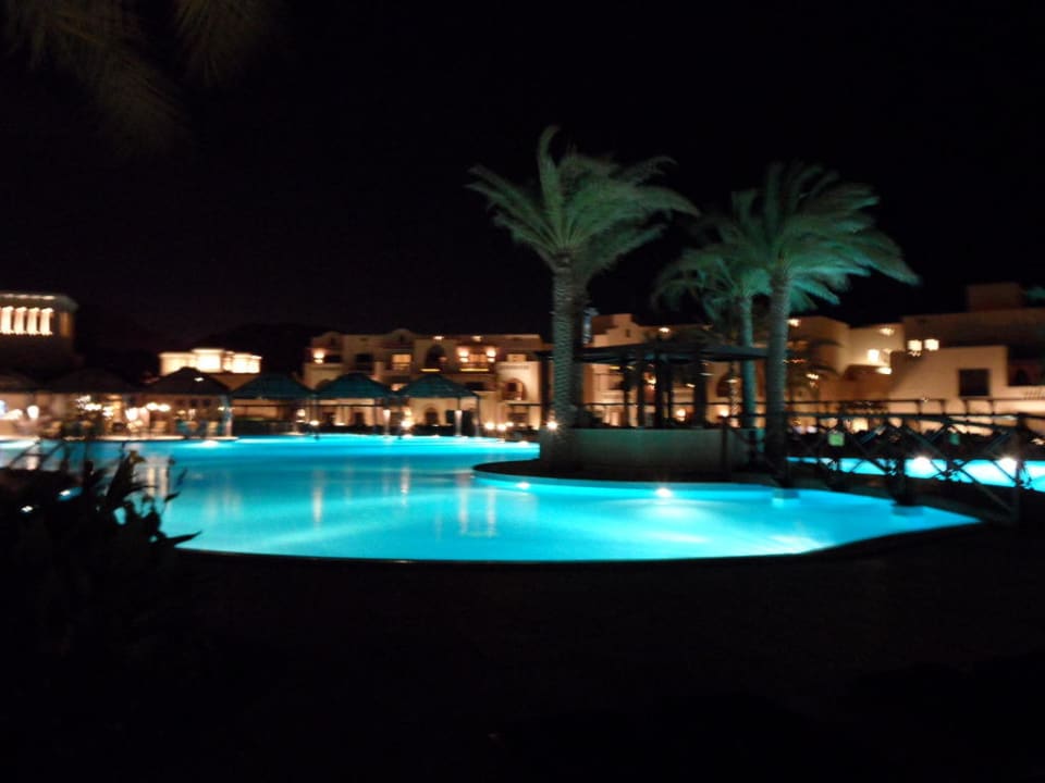 Bei Nacht Miramar Al Aqah Beach Resort