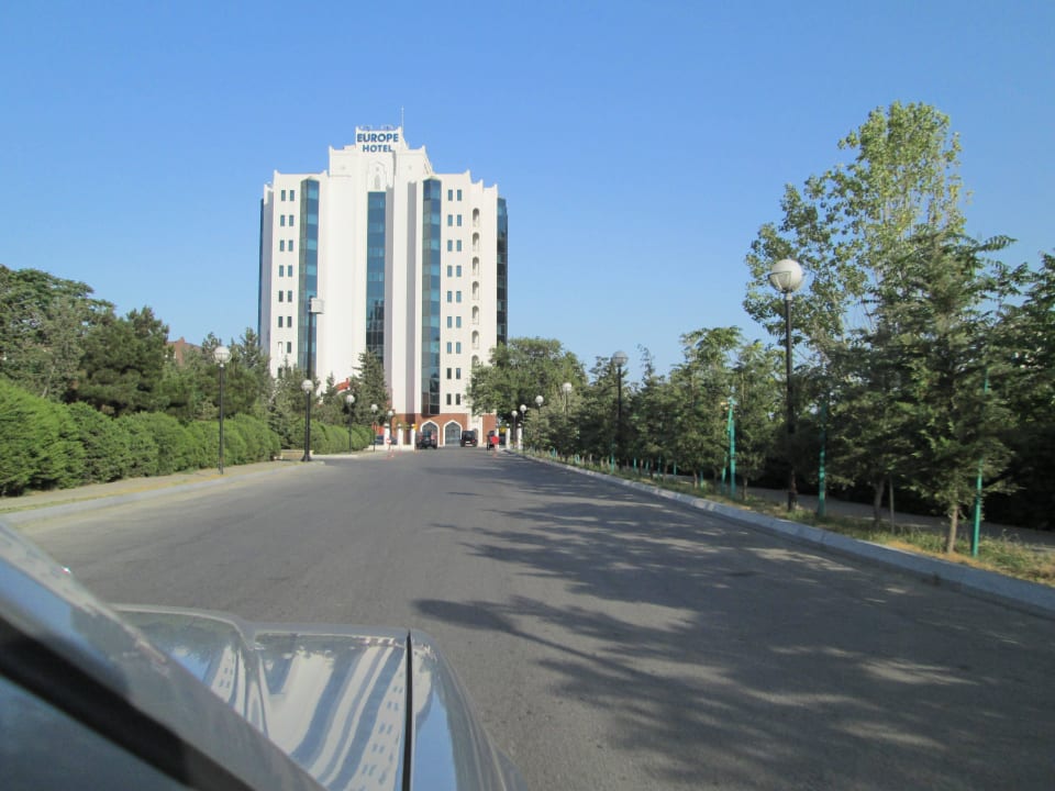 Hotelzufahrt, links Botschaftsgelände Grand Hotel Europe
