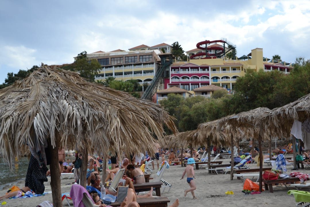 Pohled z pláže na hotel Imperial Beach Hotel
