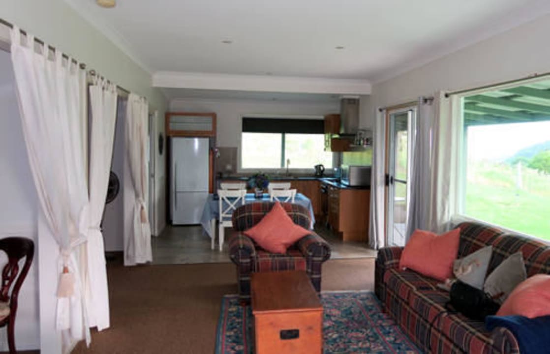 Wohnzimmer mit Blick zur Küche The Bryn at Tilba