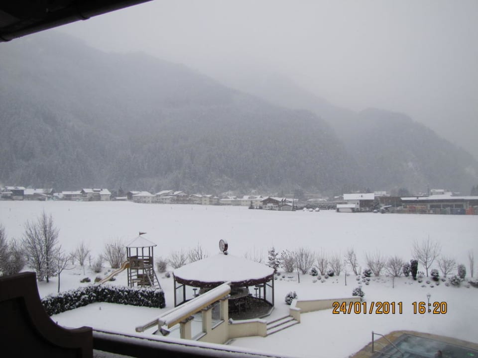 Blick auf Pool und Garten Hotel Edenlehen