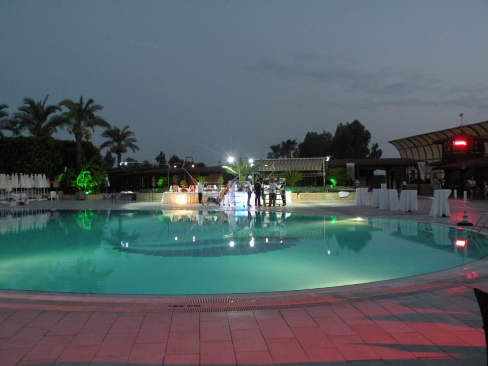 Basen wieczorową porą... Crystal Paraiso Aqua Collection