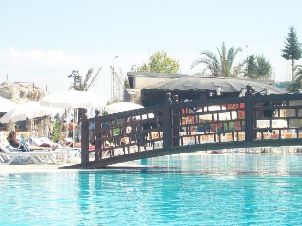 Brücke über dem Pool FUN&SUN Smart Hane Sun Hotel