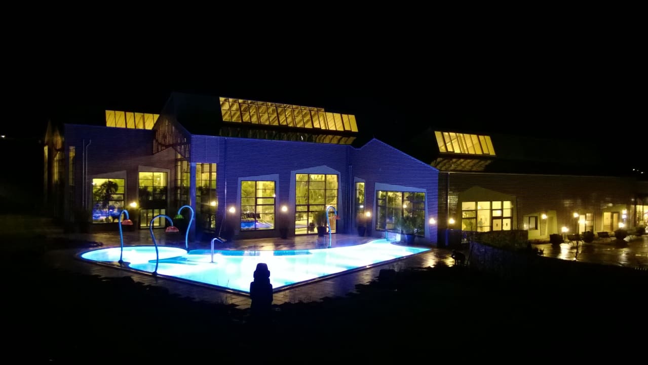 Bad von außen bei Dunkelheit Center Parcs Park Bostalsee