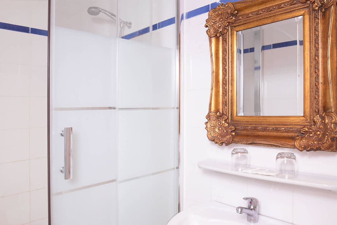 Salle de bain avec douche Zazie Hotel