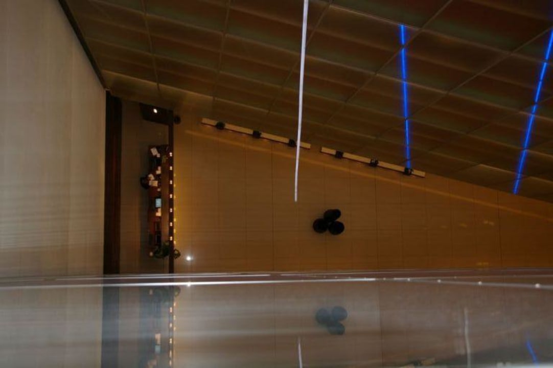Blick auf die Rezeption und Loppy SIDE Design Hotel Hamburg