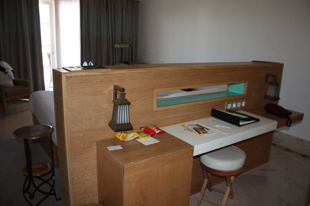 Schreibtisch und Minibar Mövenpick Resort & Spa El Gouna