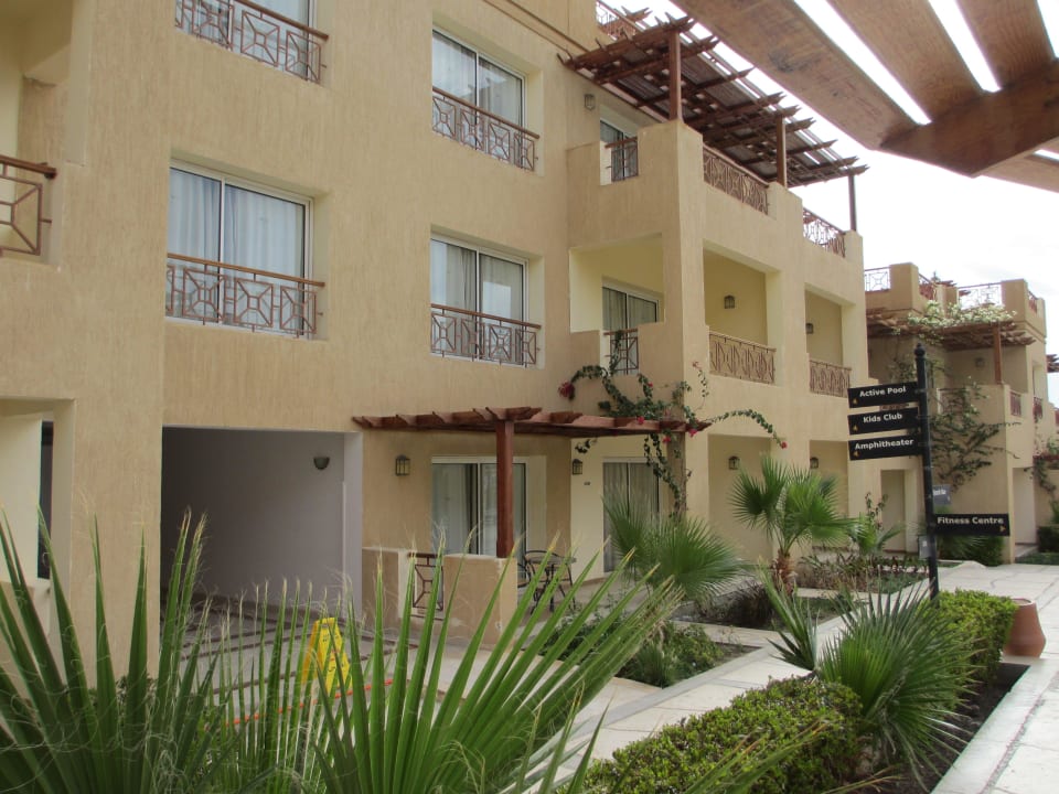 По пути на пляж Imperial Shams Abu Soma